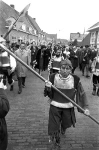 Koningin Juliana wandelt door Den Briel, Bestanddeelnr 925-5000