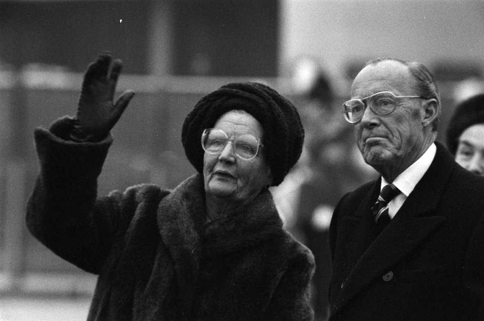 Koningin neemt op Schiphol afscheid van Spaans Koninklijk paar zwaaiende Koning, Bestanddeelnr 930-7367