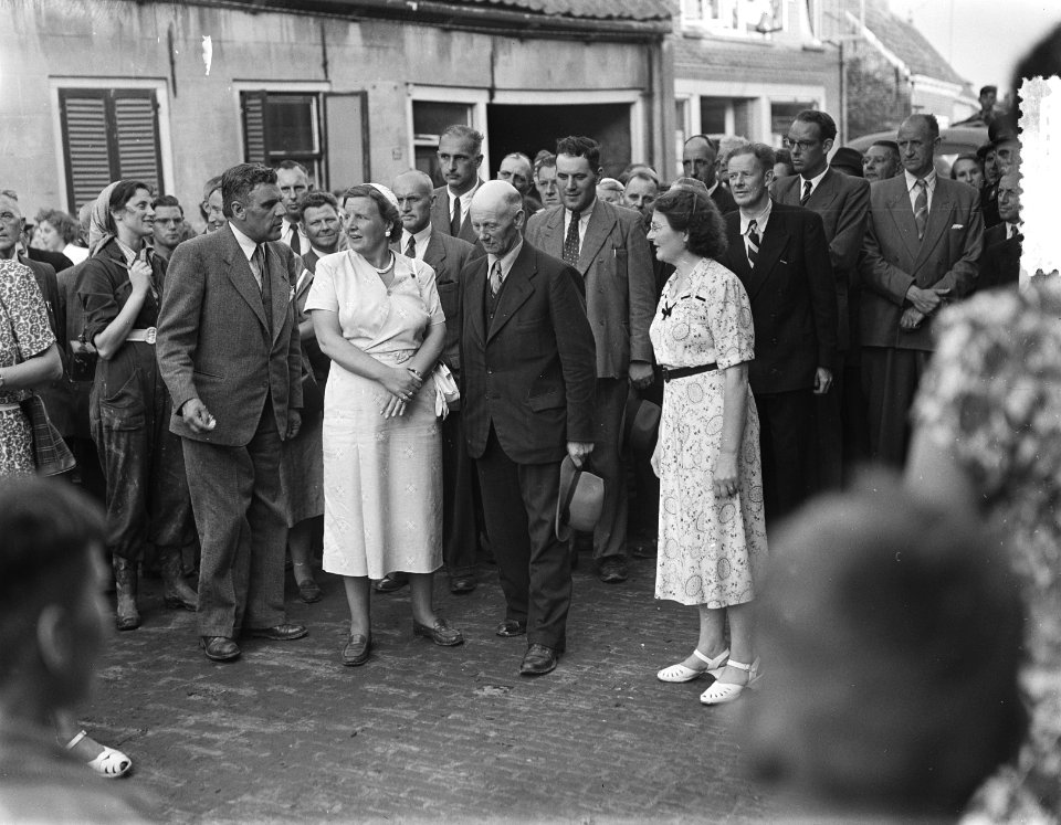 Koningin Juliana op bezoek in het zwaar door de watersnood getroffen dorp Kruini, Bestanddeelnr 905-8761