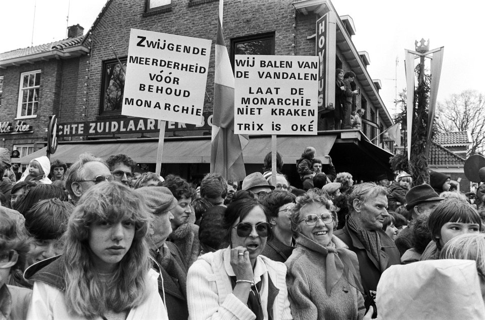 Koninginnedag, koninklijke familie in Zuidlaren. Twee borden voor behoud van mon, Bestanddeelnr 932-1339