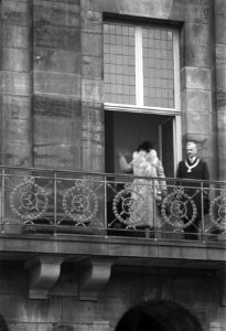 Koningin Wilhelmia op het balkon van het Koninklijk Paleis op de Dam samen met b, Bestanddeelnr 901-9794