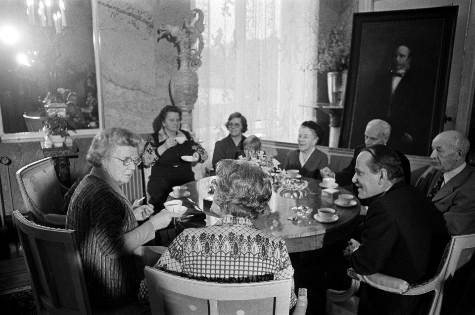 Koningin ontvangt ex-gijzelaars trein Wijster op Soestdikj, Bestanddeelnr 928-3610