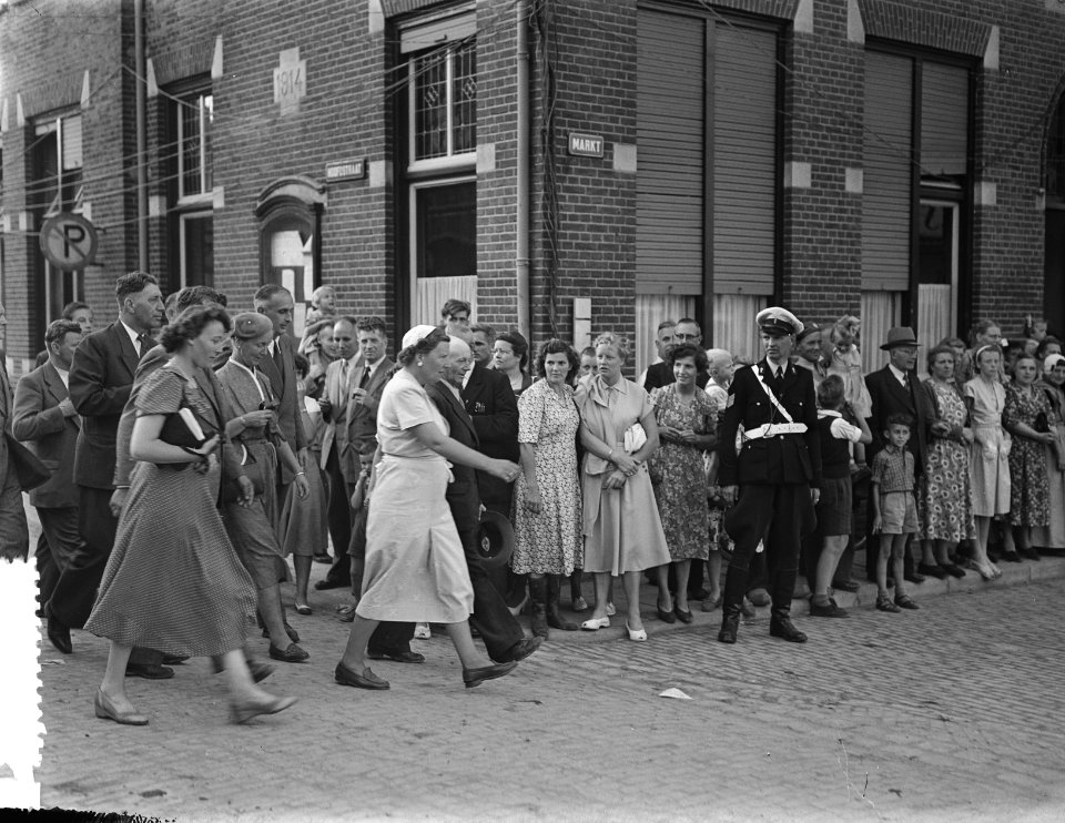 Koningin Juliana op bezoek in het zwaar door de watersnood getroffen dorp Kruini, Bestanddeelnr 905-8757