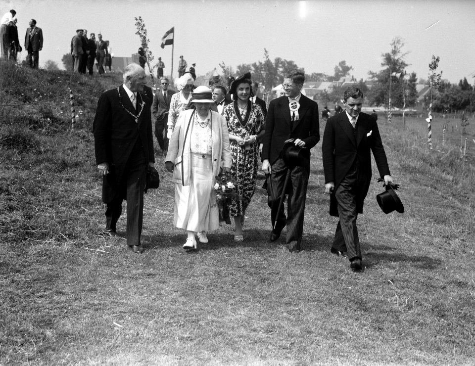 Koningin Wilhelmina in Sluis. H. M. met de burgemeester van Sluis, studenten en , Bestanddeelnr 902-8786