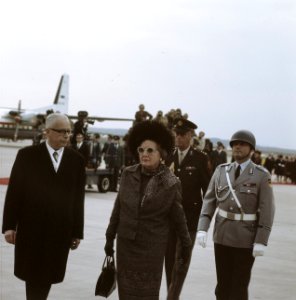 Koningin Julianat en president Heinemann op de luchthaven Keulen-Bonn, Bestanddeelnr 254-8979