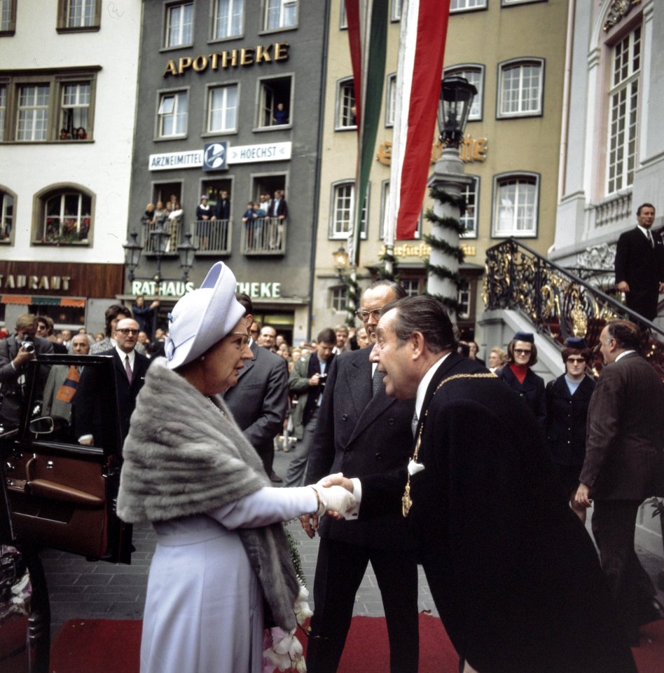 Koningin Juliana wordt bij het stadhuis van Bonn begroet door Oberbürgermeiste…, Bestanddeelnr 254-9004