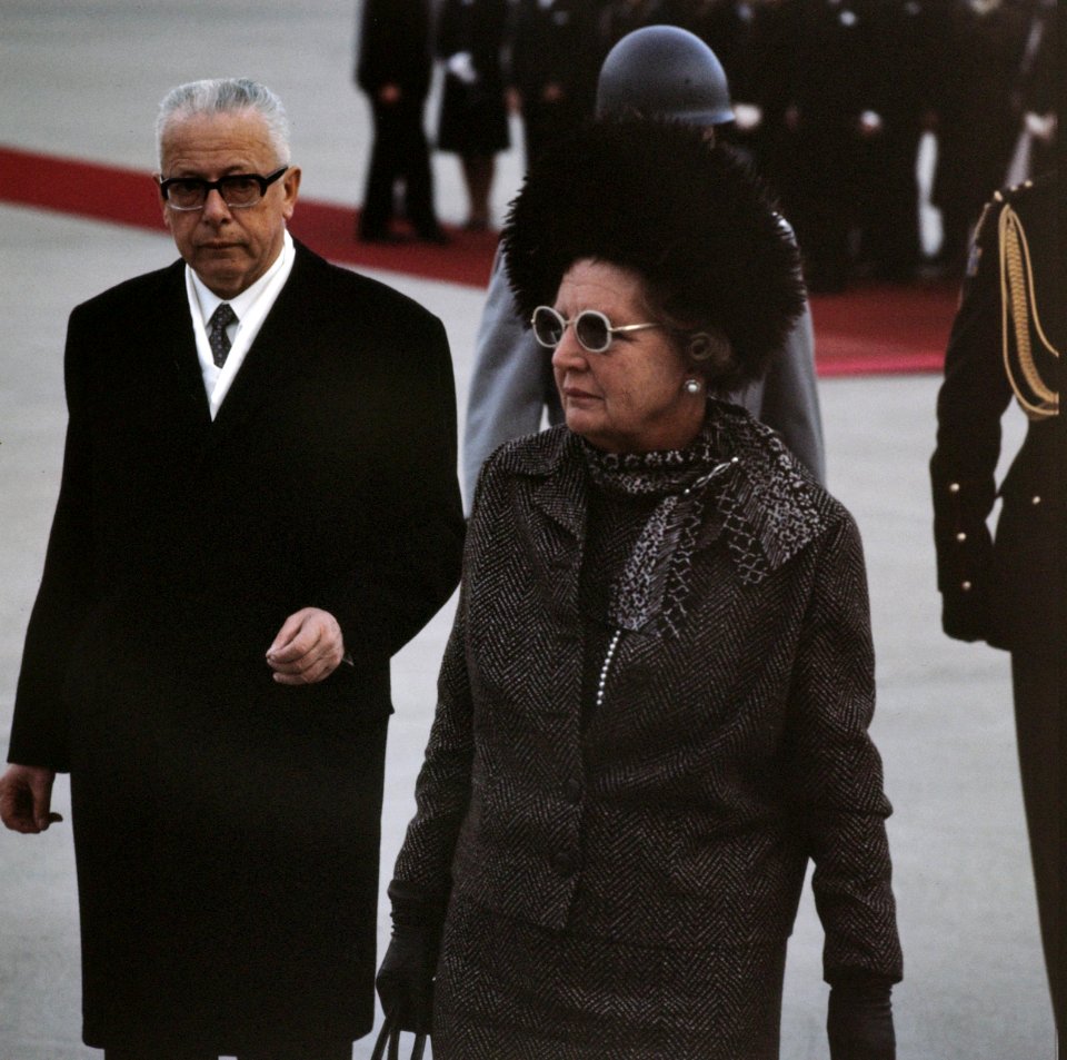 Koningin Julianat en president Heinemann op de luchthaven Keulen-Bonn, Bestanddeelnr 254-8978
