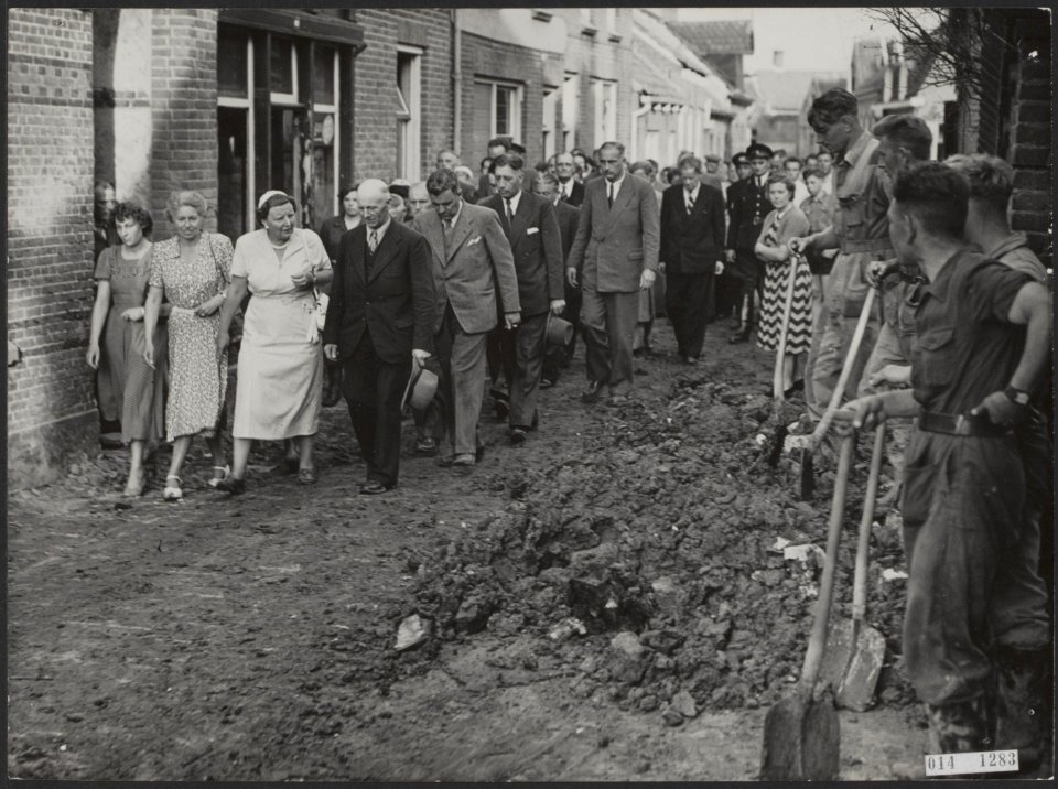 Koningin Juliana op bezoek in het zwaar door de watersnood getroffen dorp Kruini, Bestanddeelnr 014-1283