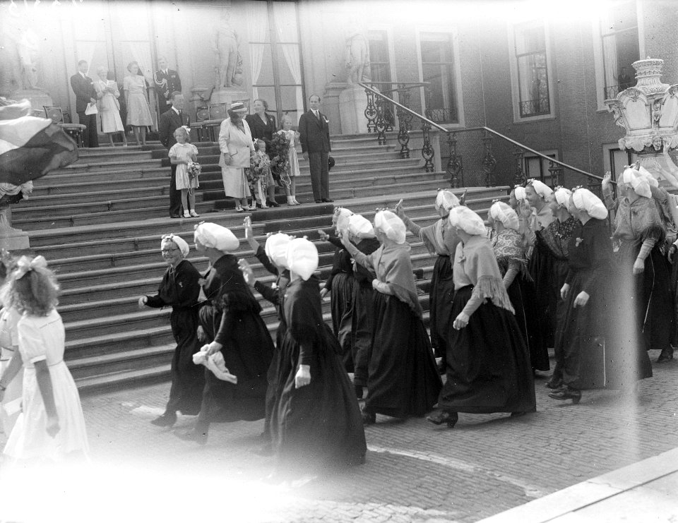 Koningin Wilhelmina, haar dochter Juliana en kleinkinderen staan op het bordes v, Bestanddeelnr 902-3313