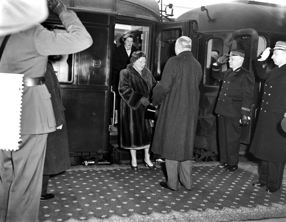 Koningin Juliana wordt bij aankomst op het station van Roosendaal verwelkomd, Bestanddeelnr 907-5127