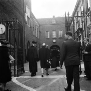 Koningin Wilhelmina en prinses Juliana betreden ingang Hortus Botanicus, Bestanddeelnr 900-7926