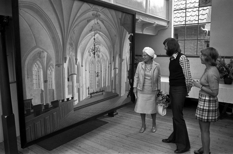 Koningin Juliana op bezoek in het atelier van schilder Henk Helmantel in Westere, Bestanddeelnr 926-4730