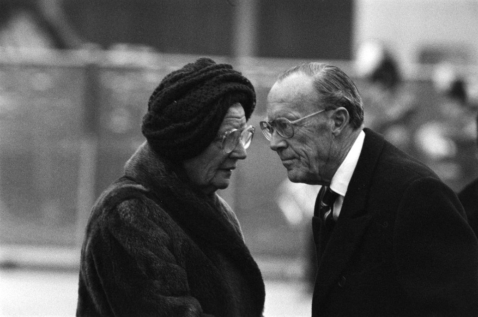 Koningin neemt op Schiphol afscheid van Spaans Koninklijk paar Koningin Juliana, Bestanddeelnr 930-7369
