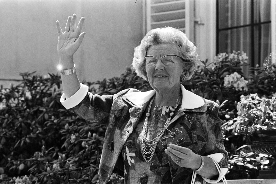Koningin Juliana zwwait naar het publiek met een pop op haar arm, Bestanddeelnr 927-2338