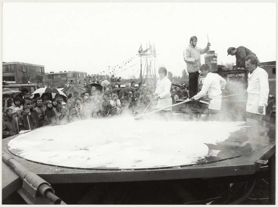 Koninginnedag, het bakken van 's werelds grootste pannenkoek op het feestterrein aan de Kennemerweg bij Veen en Duin. NL-HlmNHA 54012276