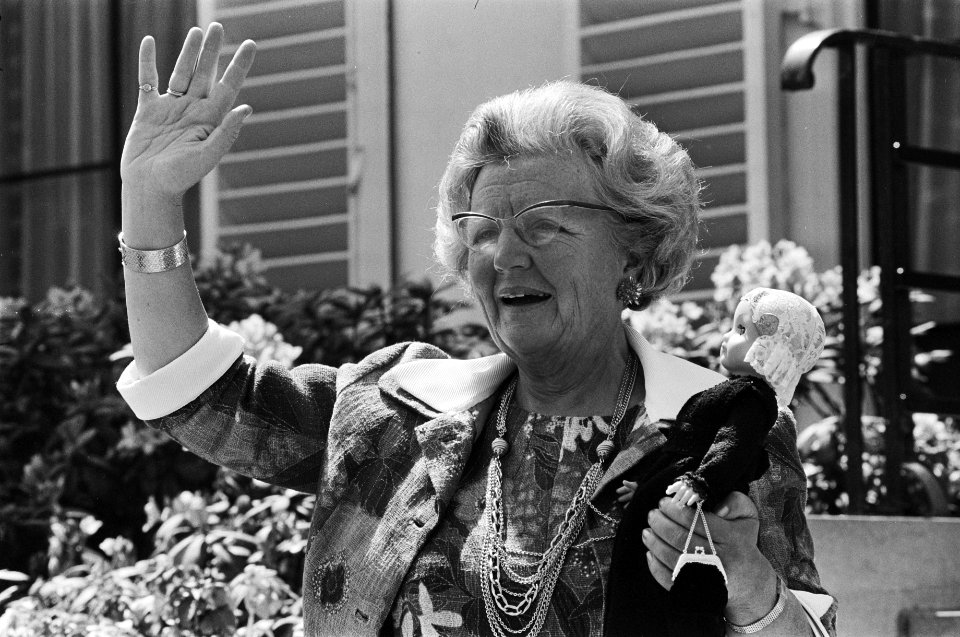 Koningin Juliana zwaait naar het publiek met een pop op haar arm, Bestanddeelnr 927-2336