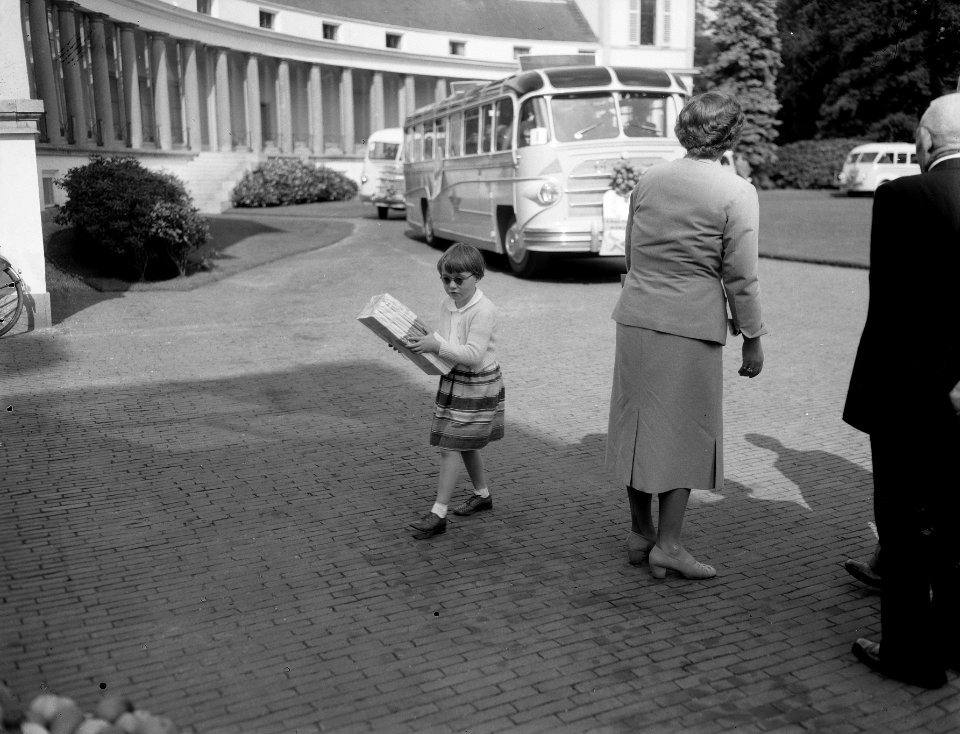 Koningin Juliana ontvangt ouden van dagen op paleis Soestdijk, Bestanddeelnr 906-7222