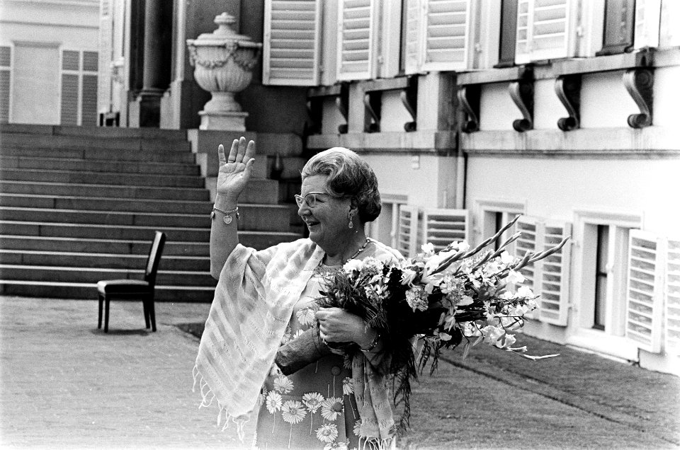 Koningin Juliana zwaait naar het publiek, Bestanddeelnr 923-6001