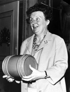 Koningin met vaatje haring, Bestanddeelnr 912-5457