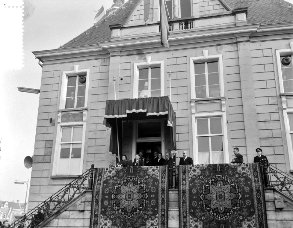 Koningin Juliana zwaait vanaf het bordes van het stadhuis naar de menigte, Bestanddeelnr 907-5122