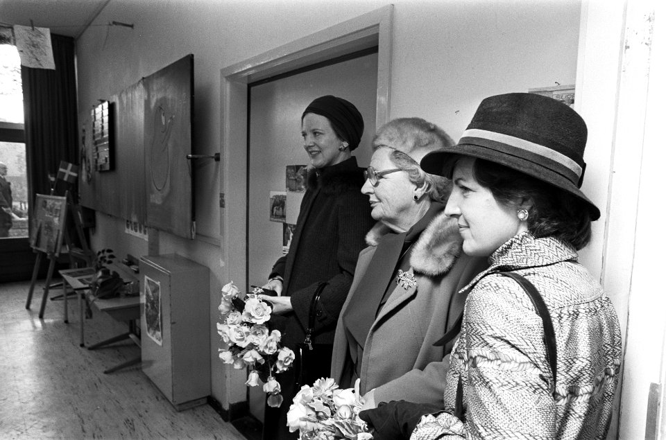 Koningin Margrethe en Koningin Juliana bezoeken Het Dorp in Arnhem v.l.n.r. K, Bestanddeelnr 928-2449