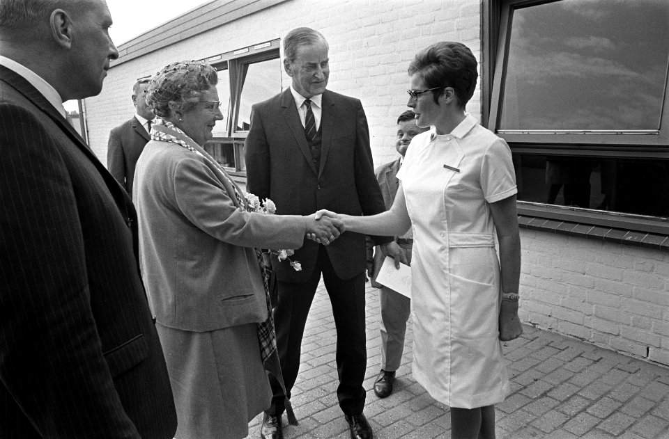 Koningin Juliana wordt begroet door een verpleegkundige, Bestanddeelnr 923-8705