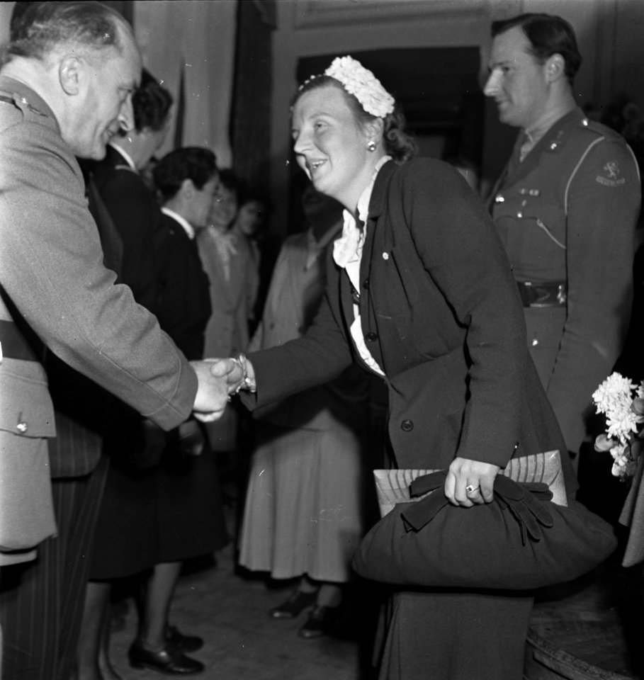 Koningin Wilhelmina en prinses Juliana brengen een bezoek aan Oranjehaven, de , Bestanddeelnr 935-2564