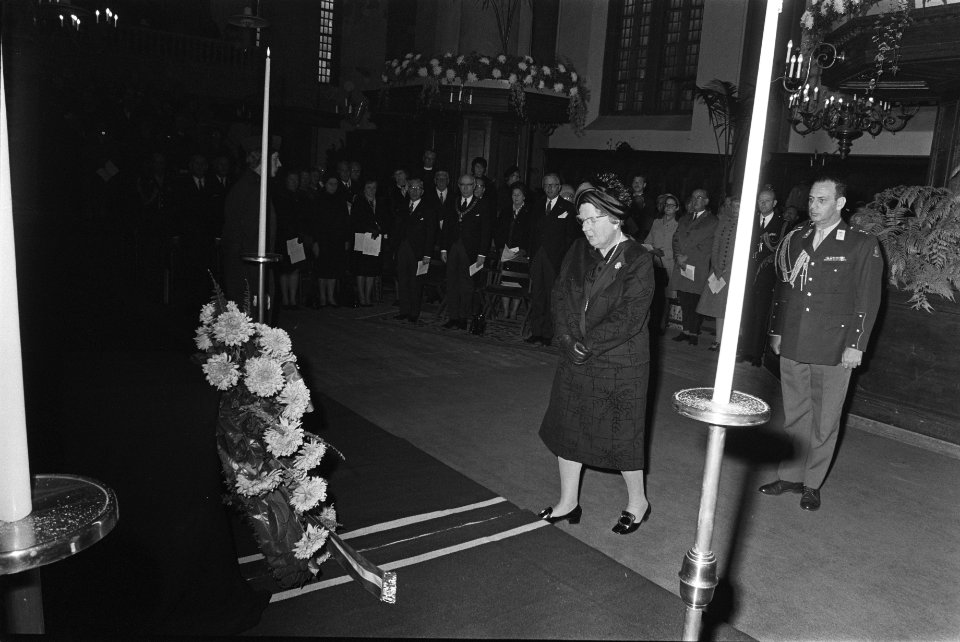 Koningin Juliana woont herdenkingsplechtigheid voor omgekomen geallieerde milita, Bestanddeelnr 923-9931