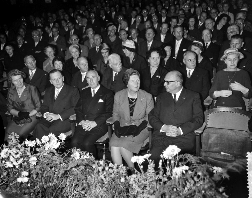 Koningin Juliana woont een vergadering bij van de Maatschappij tot Nut van het A, Bestanddeelnr 910-8229