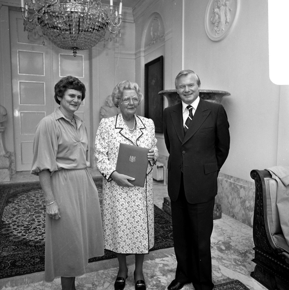 Koningin Juliana ontvangt op Soestdijk de premier van de Canadese provincie Onta, Bestanddeelnr 930-4532