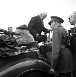 Koningin Wilhelmina arriveerde om 11.50 te Diemen en werd ontvangen door de waar, Bestanddeelnr 900-4325