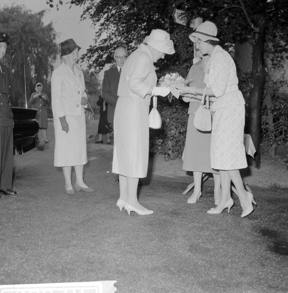 Koningin Juliana woont landdag bij van de Landelijke Unie van Vrouwelijke Vrijwi, Bestanddeelnr 911-2680