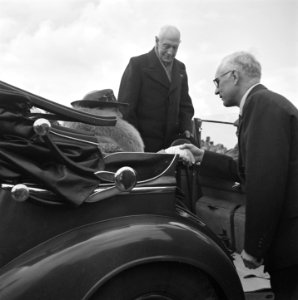 Koningin Wilhelmina arriveerde om 11.50 te Diemen en werd ontvangen door de waar, Bestanddeelnr 900-4331