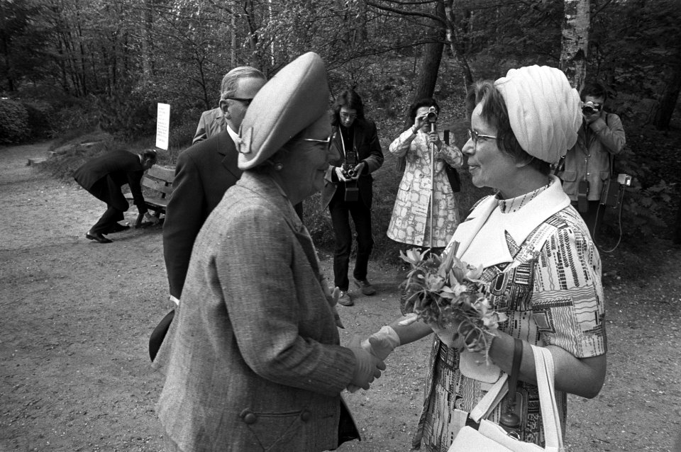 Koningin Juliana wordt begroet, Bestanddeelnr 925-5830