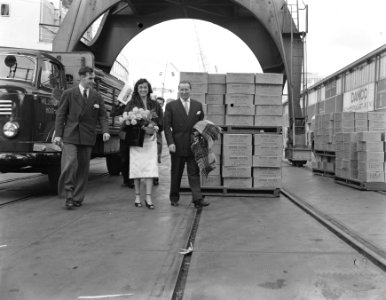 Koningin Miss Saly Audrey geeft fruit voor Rotterdamse zieken, Bestanddeelnr 907-0335