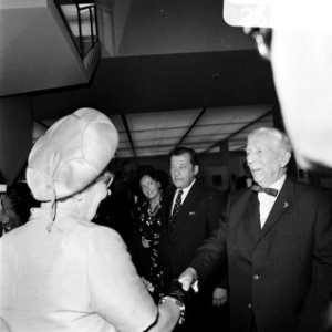 Koningin Juliana wordt begroet door ir. dr. V. W. van Gogh (rechts), Bestanddeelnr 926-4519