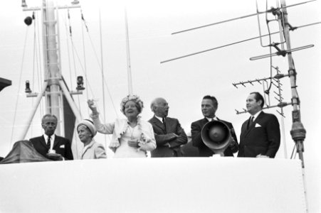 Koningin Juliana zwaait vanaf een schip, Bestanddeelnr 924-5780