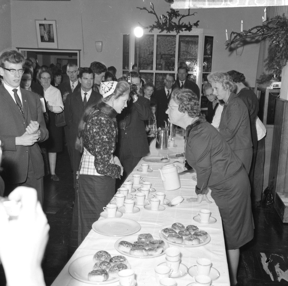 Koningin Juliane in gesprek met een dame in klederdracht van BunschotenSpakenbu, Bestanddeelnr 915-8781