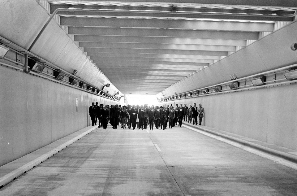Koningin Juliana wandelt met hoogwaardigheidsbekleders door de tunnel, Bestanddeelnr 919-2740