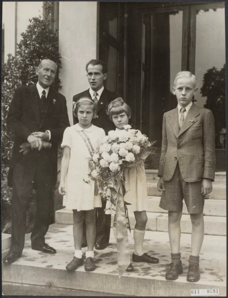 Koningin Wilhelmina terug in Den Haag op paleis Noordeinde. De kinderen die uitv, Bestanddeelnr 014-0591