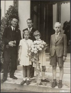 Koningin Wilhelmina terug in Den Haag op paleis Noordeinde. De kinderen die uitv, Bestanddeelnr 014-0591