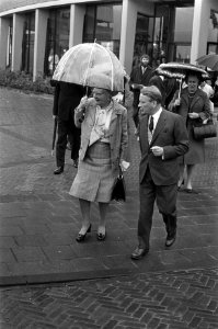 Koningin Juliana wandelt met paraplu door Drachten. koningin Juliana onder begel, Bestanddeelnr 925-5378