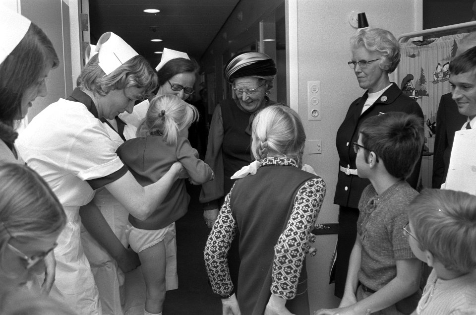 Koningin Juliana omringd door kinderen, Bestanddeelnr 925-0231