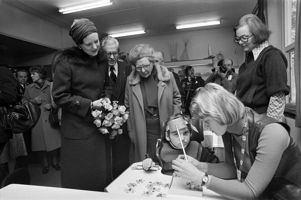 Koningin Margrethe en Koningin Juliana bezoeken Het Dorp in Arnhem beide vors, Bestanddeelnr 928-2451