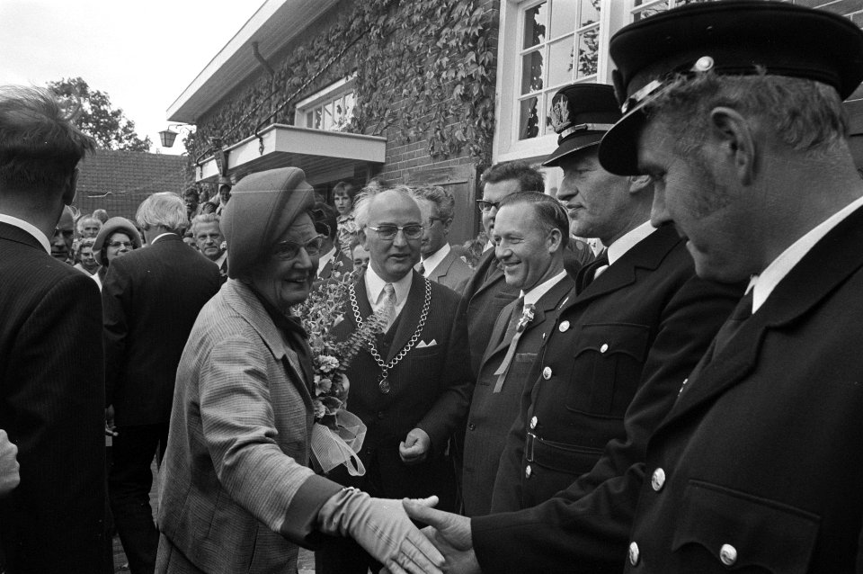Koningin Juliana o.a. in gezelschap van de burgemeester van Kockengen, Bestanddeelnr 925-6316