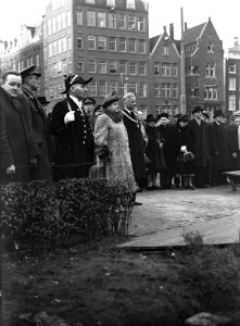 Koningin Wilhelmina en burgemeester d'Ailly tijdens het hijsen van de vlag, Bestanddeelnr 902-5138 photo
