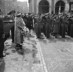 Koningin Wilhelmina bij Paleis Noordeinde wordt gegroet door een erewacht, Bestanddeelnr 900-5002