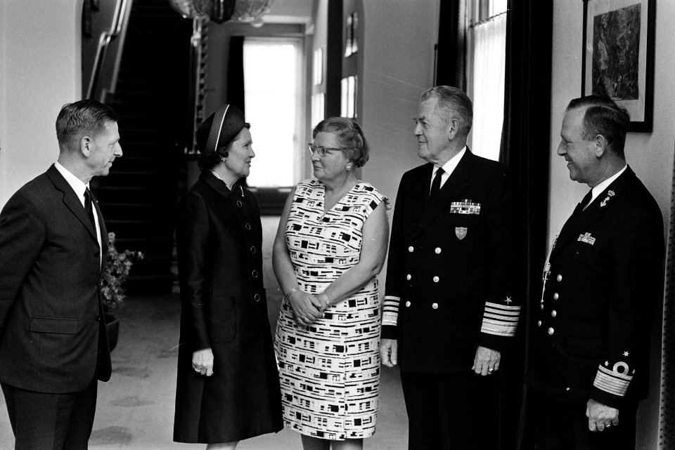Koningin Juliana ontvangt admiraal E. P. Holmes (NAVO-opperbevelhebber Atlantisc, Bestanddeelnr 923-5229