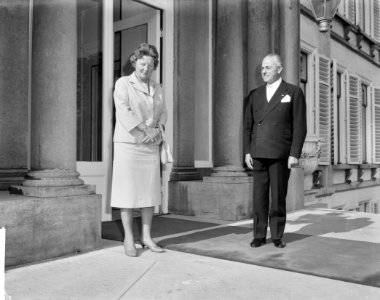 Koningin Juliana ontvang de President van het Europese Parlement te Soestdijk, d, Bestanddeelnr 914-3447