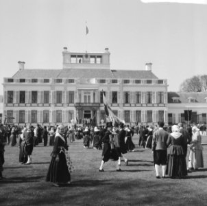 Koninginnedag, defilee op Soestdijk, folkloristische dansgroep in paleistuin, Bestanddeelnr 919-0996